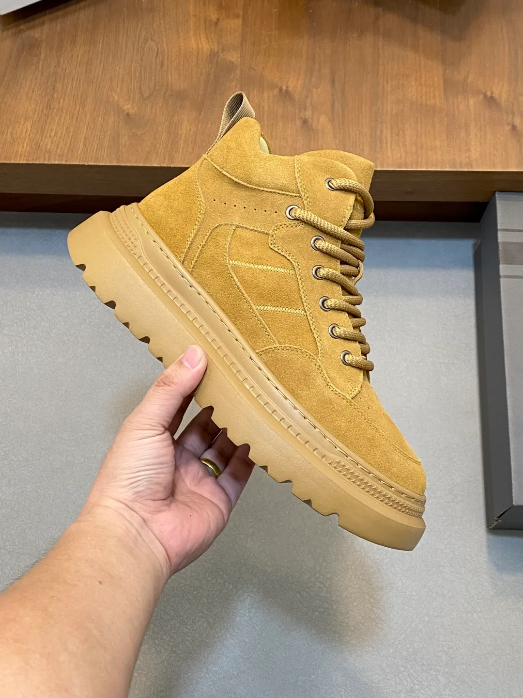 Men's shoes 💰740 UGG lace-up thick-soled sports shoes for men. Full of fashion, casual and versatile. The frosted upper is high-end without looking old-fashioned. The upper is waterproof and oil-proof, fashionable and easy to take care of. The lining is made of sheepskin. It is comfortable and warm. The upper foot is not bloated at all. Super fashionable Size: 39-44
